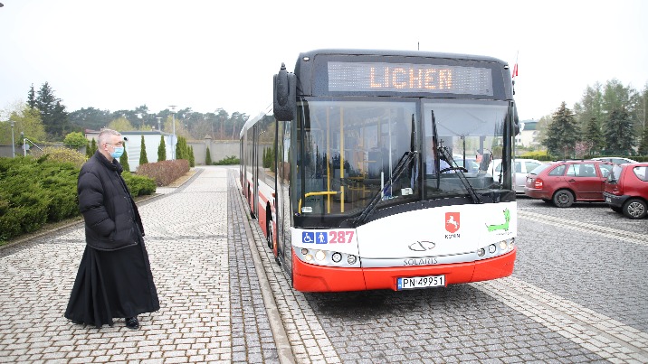 Kustosz przywitał pierwszych pasażerów specjalnej linii do Lichenia