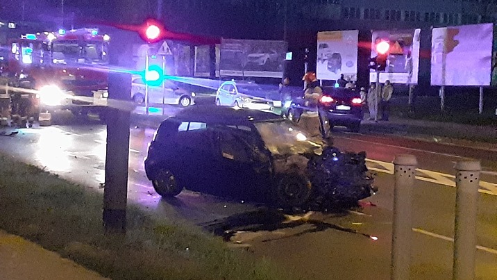 Uciekał przed policją ulicami Konina. Uderzył w inny samoch&oacute;d