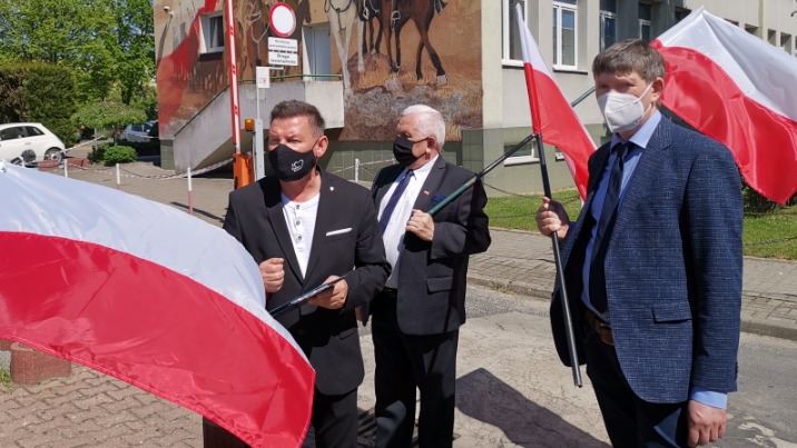 Konin. Solidarna Polska broni szkolnego muralu i biało - czerwonej