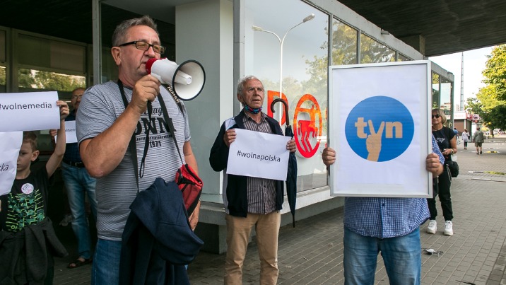 Wolne media! Około setki osób protestowało przeciwko „lex TVN”