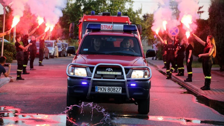 Druhowie OSP Kramsk powitali nowy w&oacute;z ratowniczo-gaśniczy