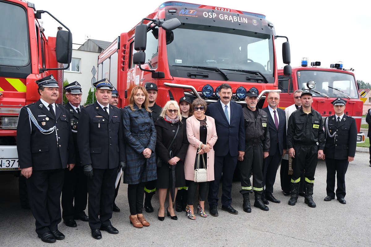 Poświęcili samochody i sprzęt dla pięciu jednostek OSP w gm. Kramsk