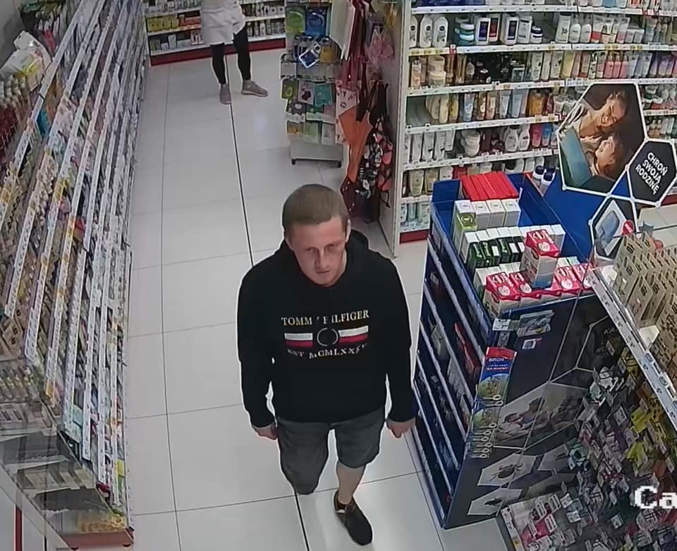 Policja poszukuje mężczyzny podejrzanego o kradzież w sklepie
