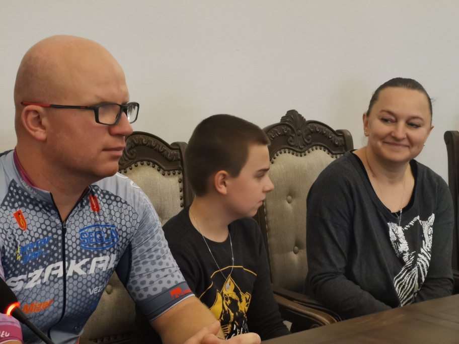 Kamil Jaroszewski jeździ na rowerze w dalekie trasy aby pomagać