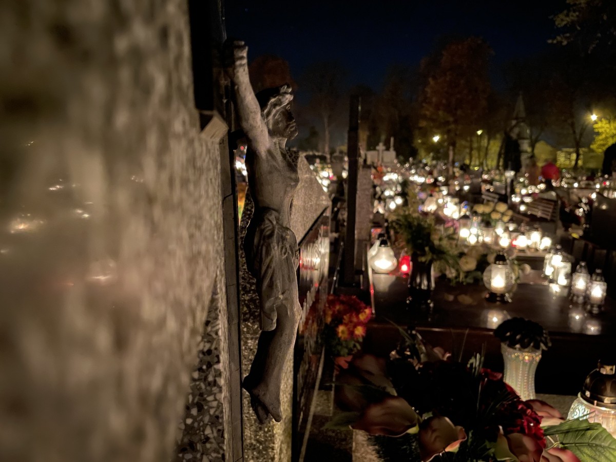 Moment zadumy i refleksji. Niezwykły klimat na konińskich cmentarzach