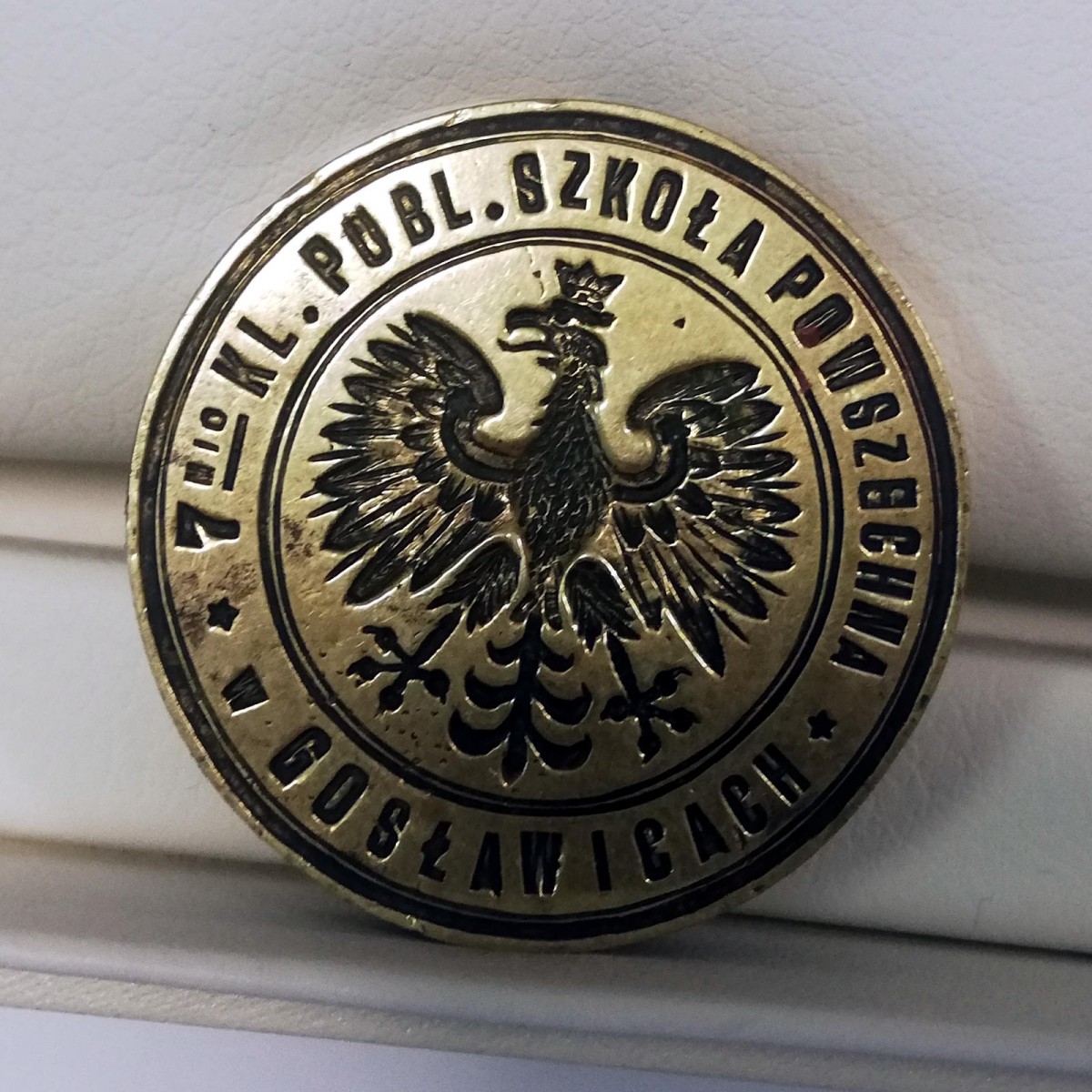 Przedwojenna pieczęć wróciła do szkoły w Gosławicach po ponad 80 latach