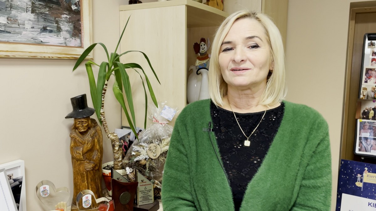 Niezwykła świąteczna piosenka w zimowej scenerii