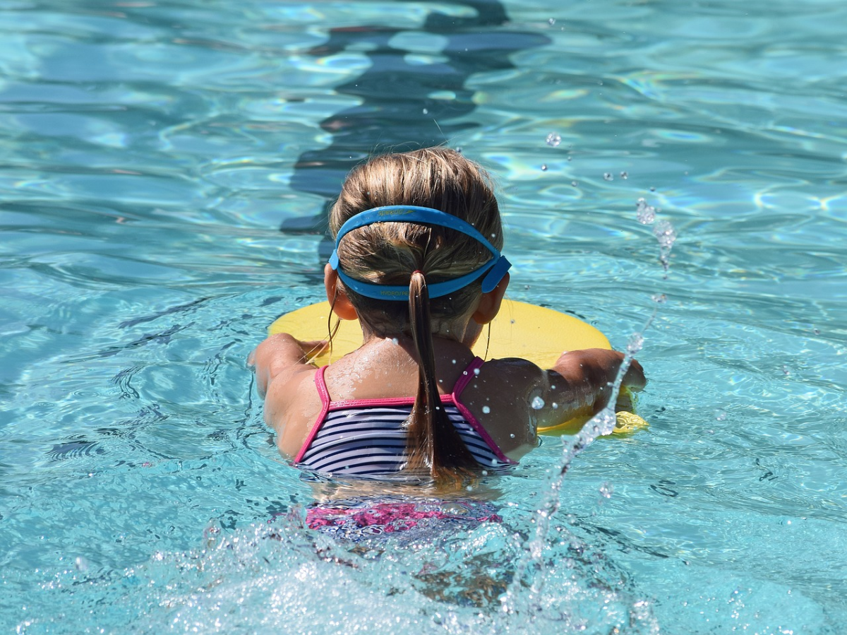 Dziecko jak ryba w wodzie – zalety nauki pływania