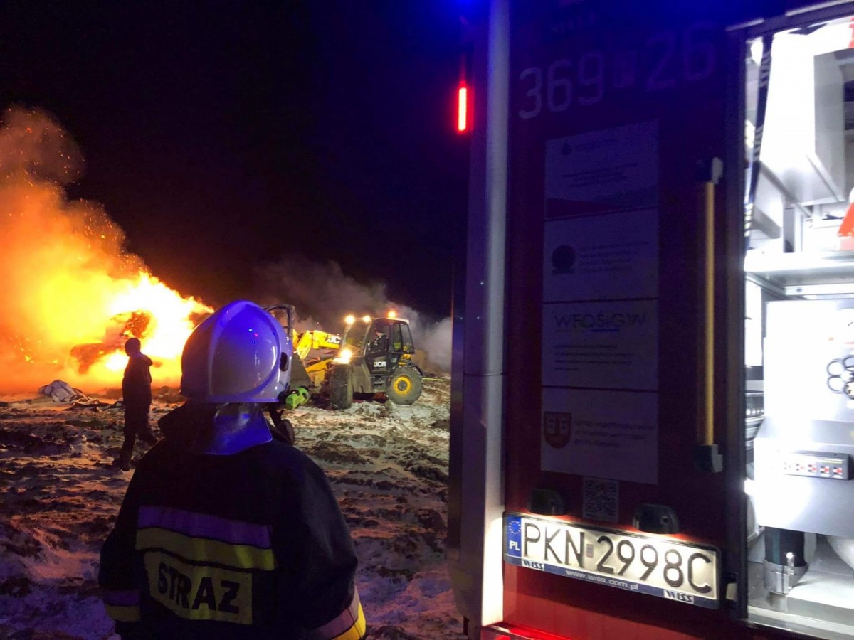 Pożar w Nieborzynie. Spłonęły 42 baloty słomy