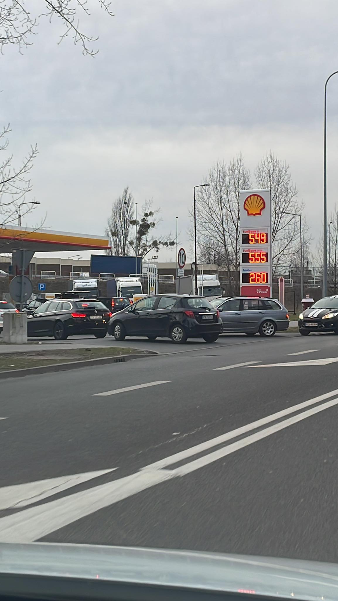 Kolejki na stacjach paliw w Koninie. Kierowcy boją się podwyżki cen