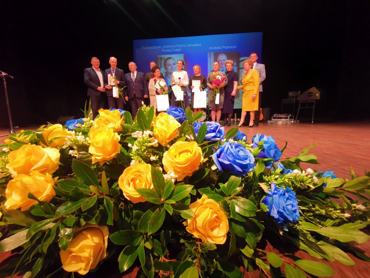 Statuetki i wyr&oacute;żnienia za działalność na rzecz powiatu konińskiego