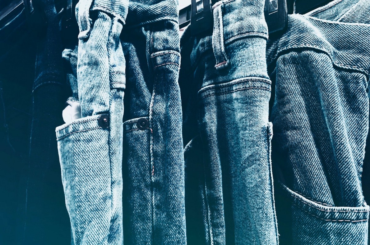 Sylwetka jabłko – jaki model jeansów wybrać?