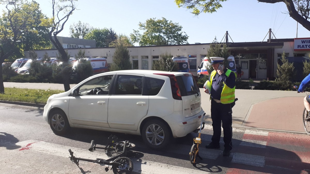Konin. Osobowy nissan potrącił 77-latka, kt&oacute;ry poruszał się hulajnogą elektryczną