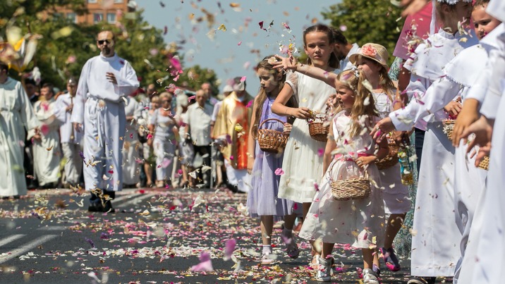 Boże Ciało w Koninie i Licheniu. Sprawdź o kt&oacute;rej przejdą procesje!