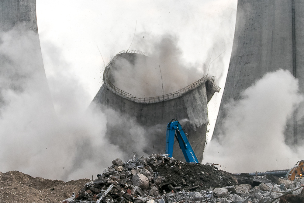 Kolejne wyburzenia w elektrowni Adam&oacute;w. Runą kocioł i dwie chłodnie kominowe