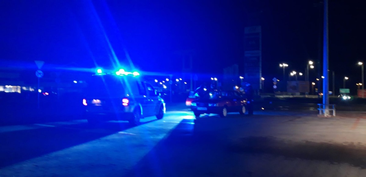 Palenie gumy i mandaty. Nocna zabawa z rykiem silnik&oacute;w