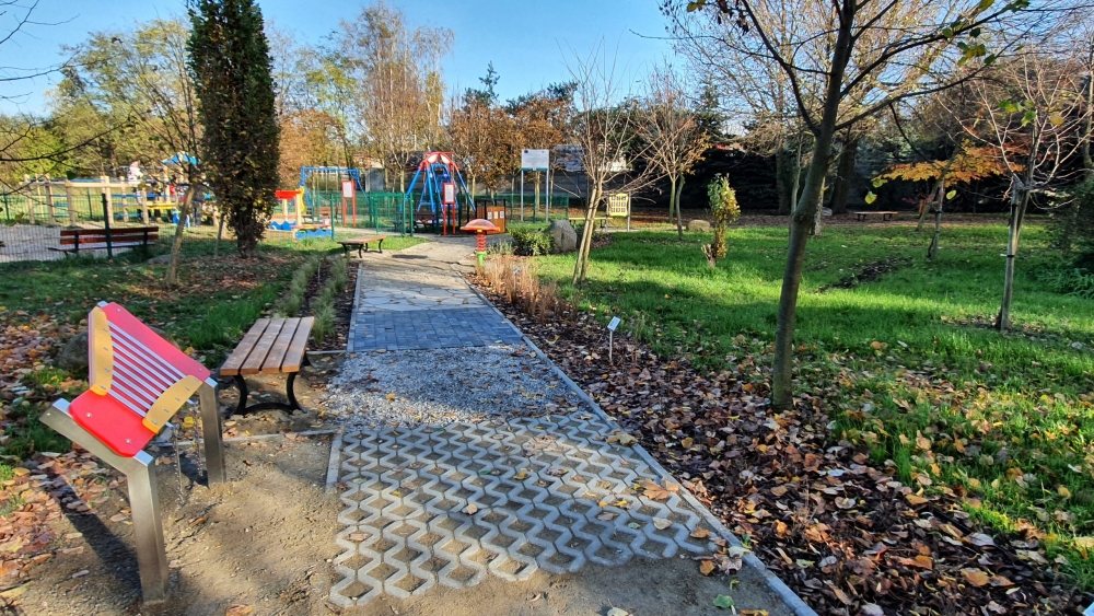 Słupca. Skwer im. Szeluty w nowej odsłonie. Ogr&oacute;dek sensoryczny, budki lęgowe i ławki