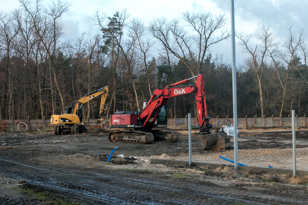 Przebudowa stadionu trwa. Po starych boiskach nie ma już śladu