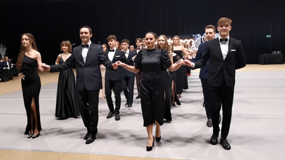 Ruszyli do poloneza jak Zosia i Podkomorzy. Studni&oacute;wka I LO