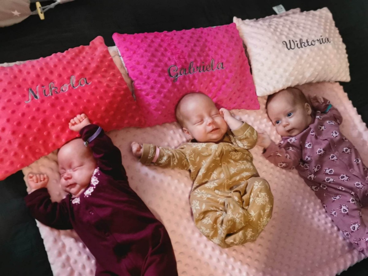 Potr&oacute;jne szczęście i wyzwania. Trojaczki mają w&oacute;zek na wiosenne spacery