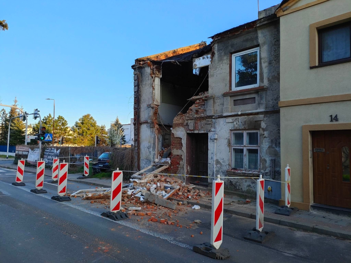 Zawalił się budynek przy ul. Staszica. Część drogi zamknięta