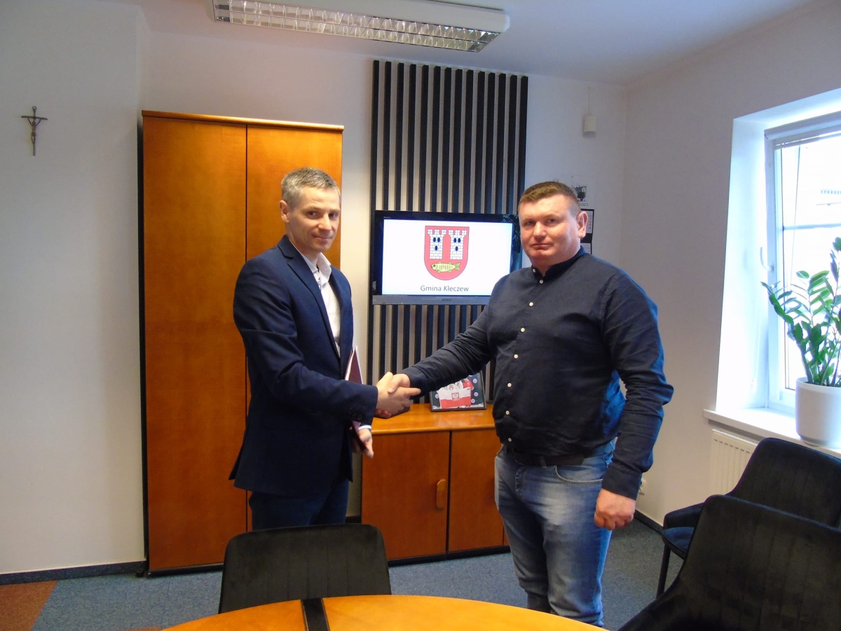 Kleczew. Umowa na modernizację dr&oacute;g podpisana. Prace do końca października
