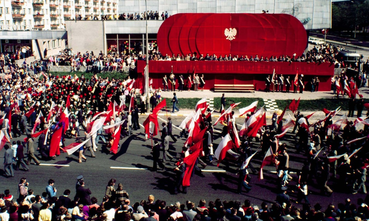 Majowy poch&oacute;d w śniegowej brei i po wybuchu w Czarnobylu