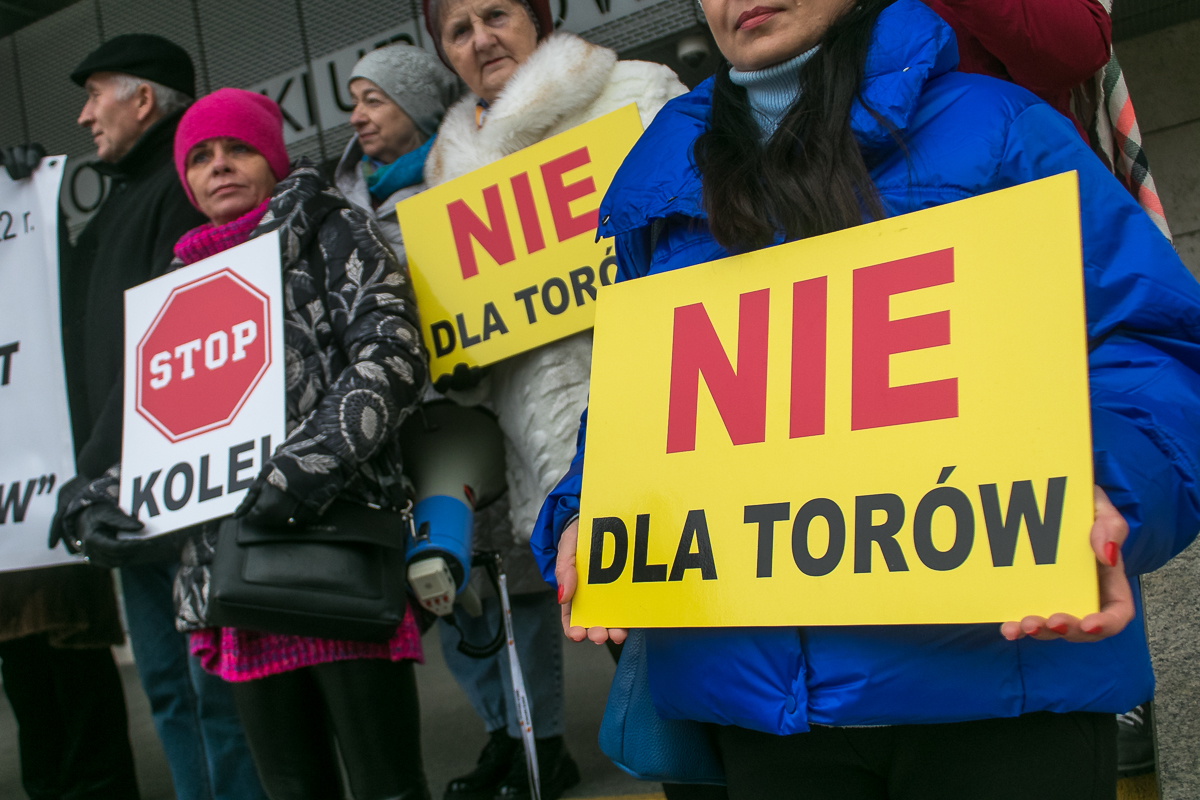 Walczą o zmianę wariantu przebiegu nowej linii kolejowej. Poprosili o pomoc posła