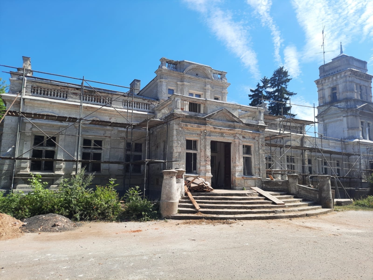 Mieczownica. Trwa remont pałacu. Powstanie w nim izba pamięci