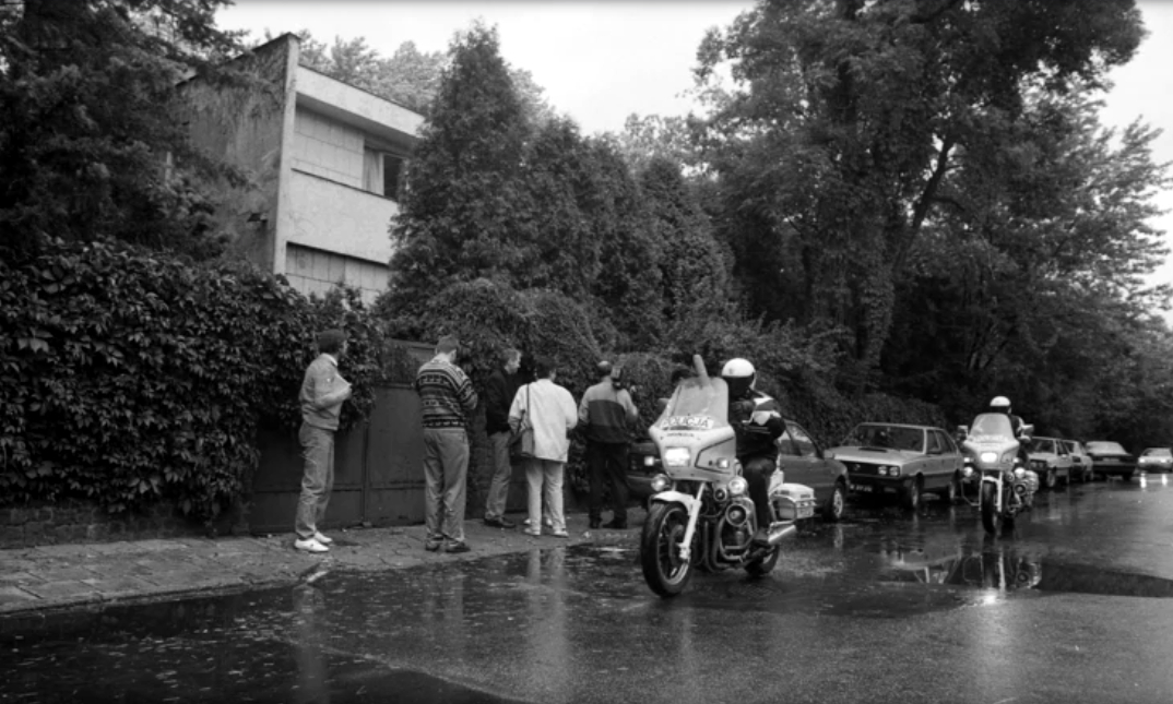 Uzbrojeni Rosjanie podjechali busem z zasłoniętymi oknami