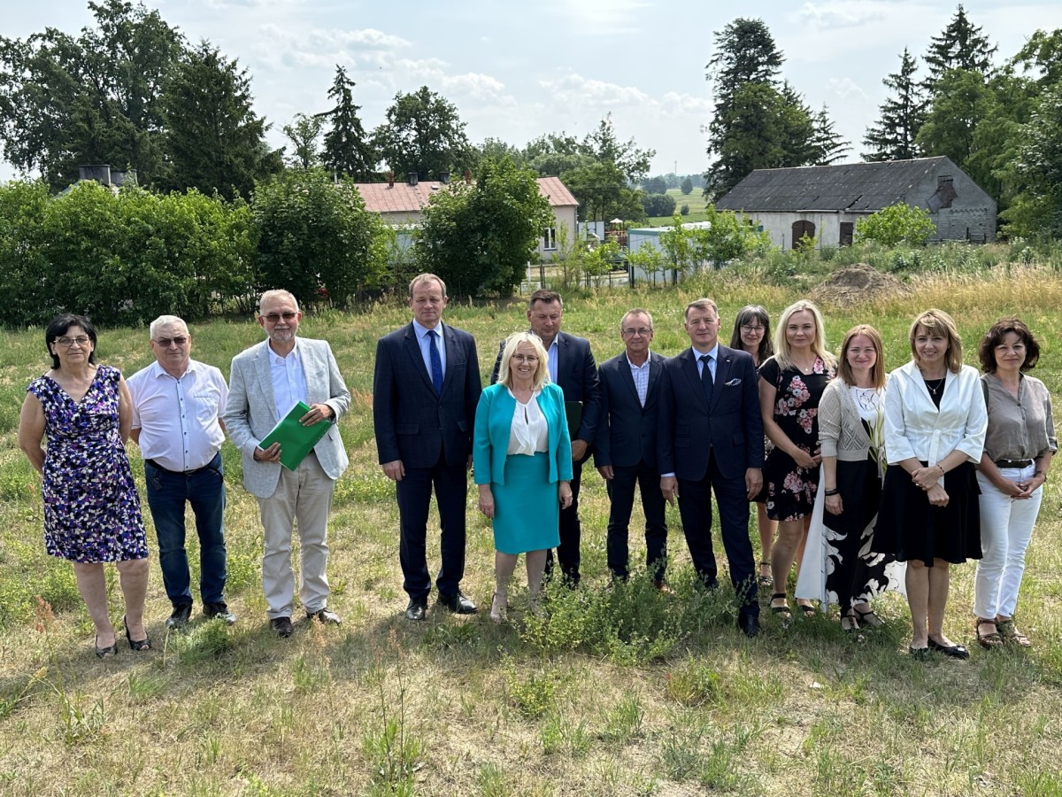 Tu na razie jest ściernisko, a będzie…nowoczesna szkoła!