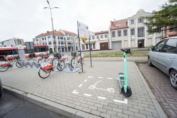 W mieście będą parkingi dla hulajn&oacute;g. Ale nie wszystkie będą obowiązkowe