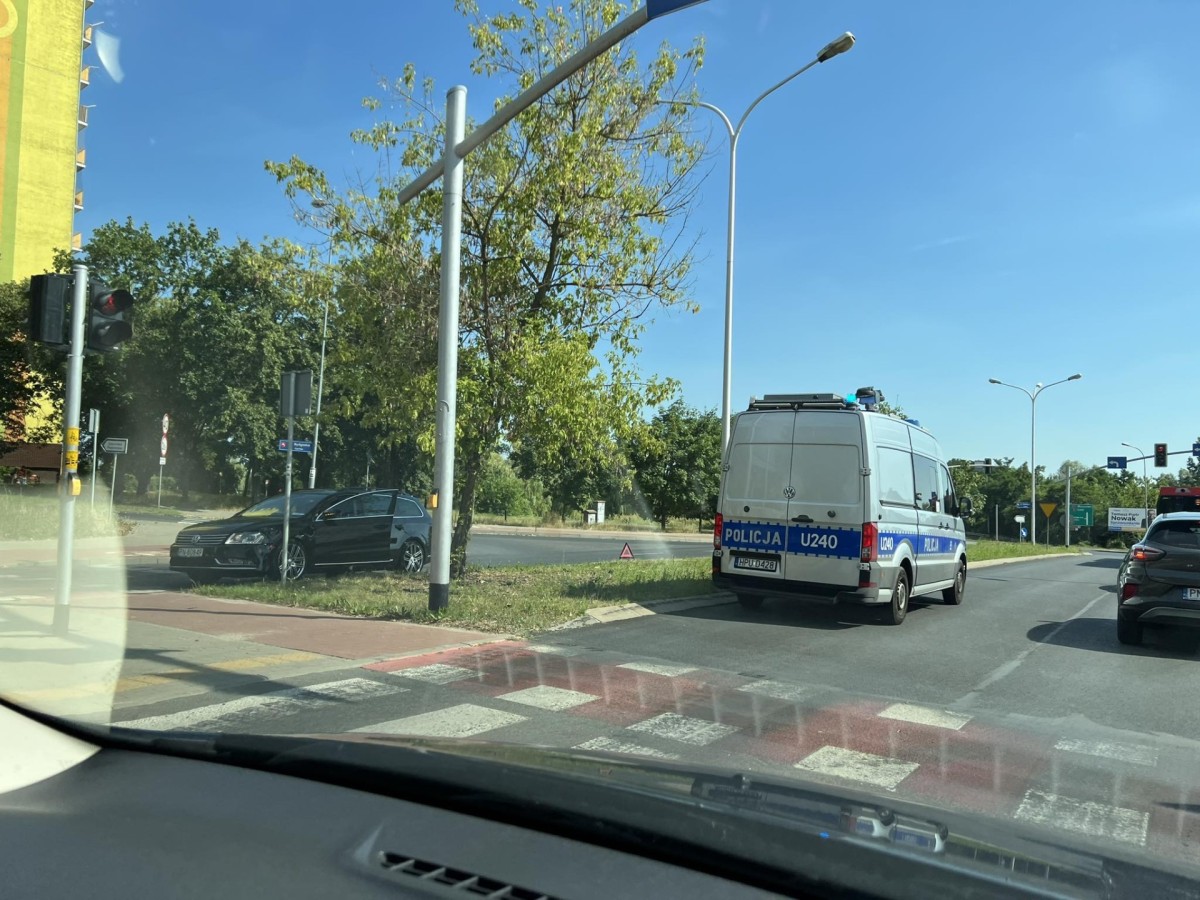 Kolizja samochodu z motorowerem. Skończyło się na zadrapaniach