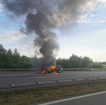 Pożar samochodu na A2.  Zablokowany pas w kierunku Warszawy