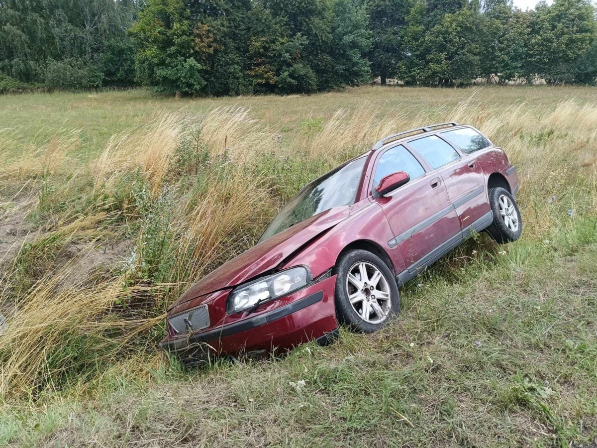 Kolizja w Spławiu. Samochód zjechał do przydrożnego rowu