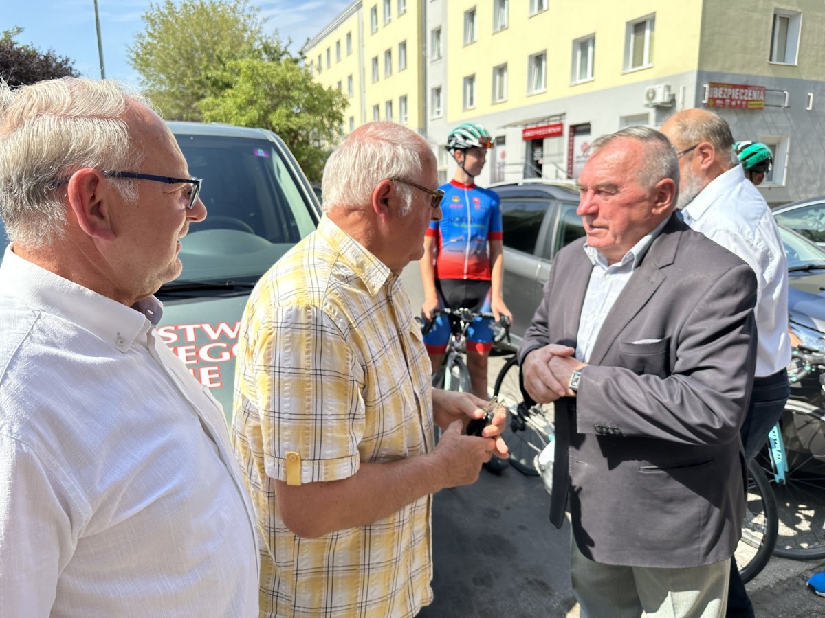 Powiat koniński wspiera młodych kolarzy. Nowy samochód dla cyklistów