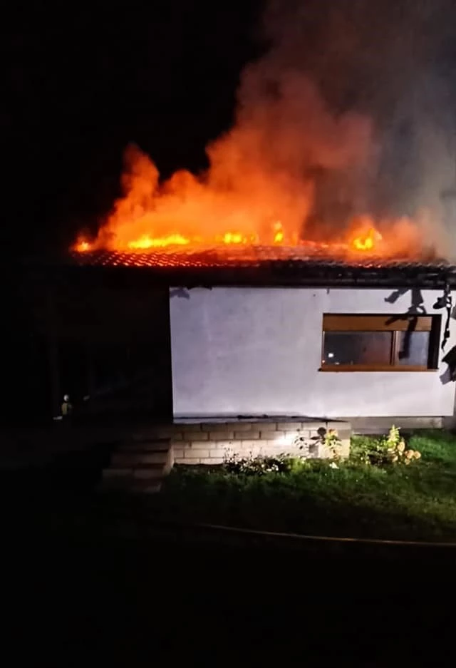 Wierzbinek. Spłonęło poddasze domu. 34 strażaków w akcji
