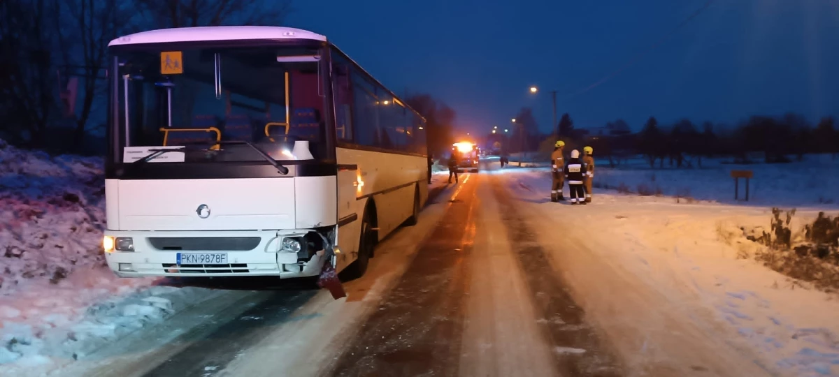 Wąsosze. Wypadek z udziałem autobusu pełnego dzieci. Interweniowali strażacy