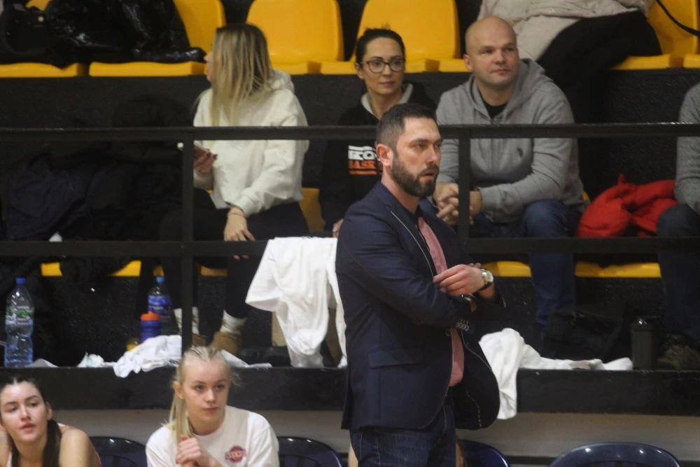Jakub Górny, trener MKS MOS: „Mam nadzieję, że Gabi szybko wróci do gry”