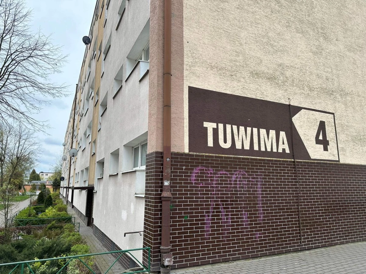 Zwłoki w mieszkaniu przy ul. Tuwima. Śledztwo w sprawie śmierci 49-latki