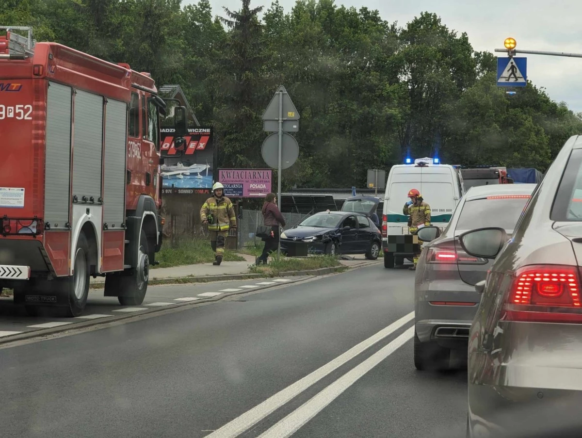 Trzy pojazdy zderzyły się w Woli Łaszczowej. Droga była zablokowana