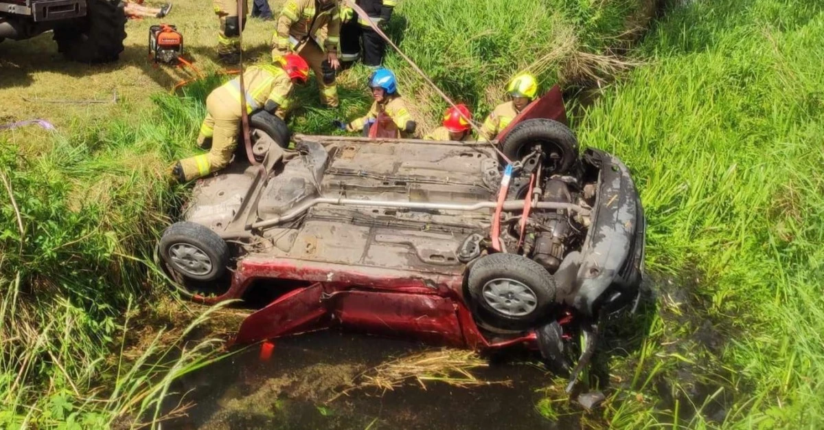 Groźny wypadek w gminie Krzymów. Samochód dachował w rowie