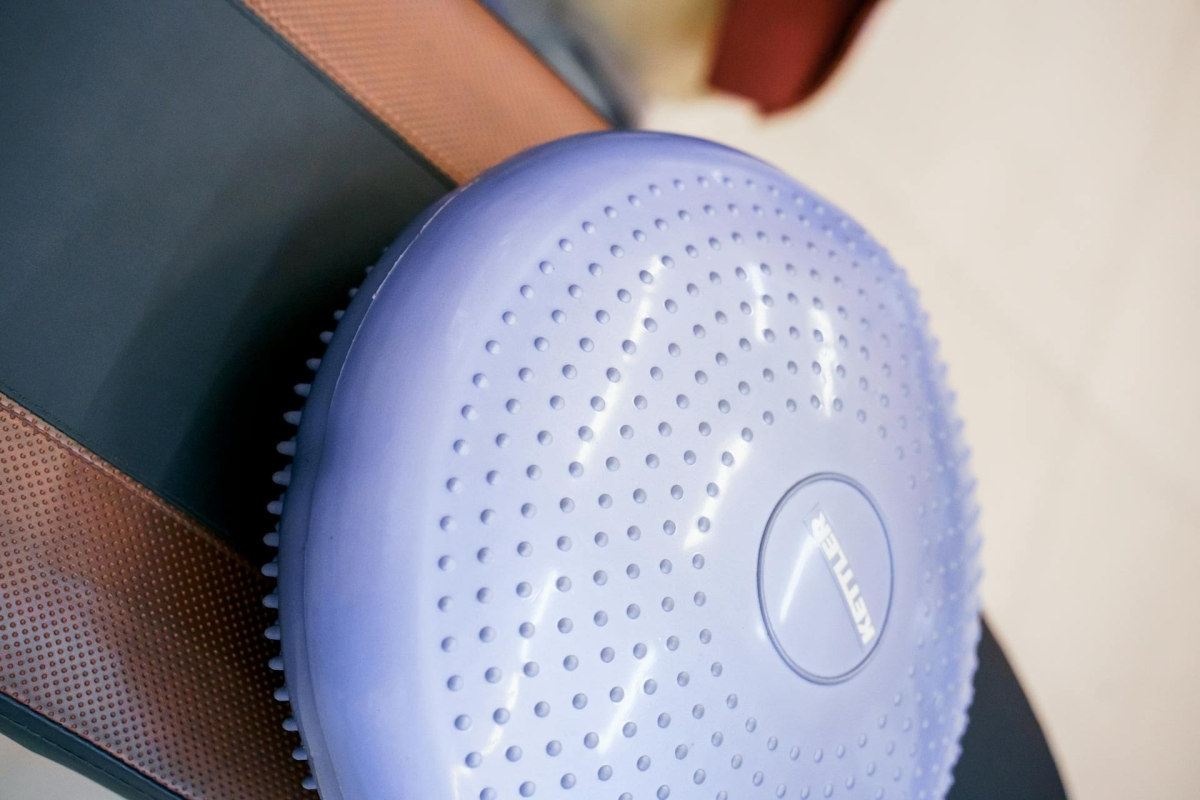 Poduszka sensomotoryczna: 3 proste ćwiczenia na lepszą postawę i r&oacute;wnowagę