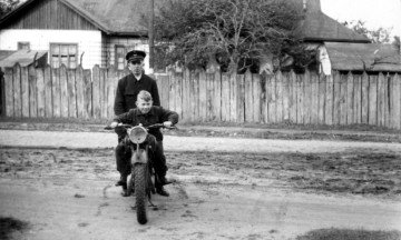 Chodnik pełen błota obok ulicy Kolejowej wybrukowanej kocimi łbami