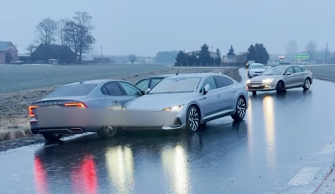 Trzy auta zderzyły się w Modlibogowicach. Winna gołoledź