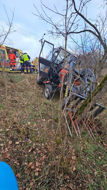 Traktor rozbił się na drzewie w Świętem. Lekarz stwierdził zgon kierowcy