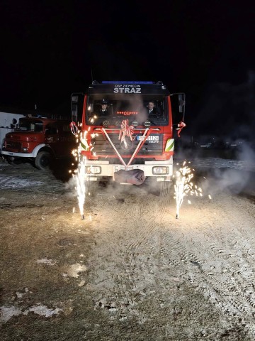 Ważny dzień dla druh&oacute;w i mieszkańc&oacute;w. OSP Ziemięcin z nowym wozem
