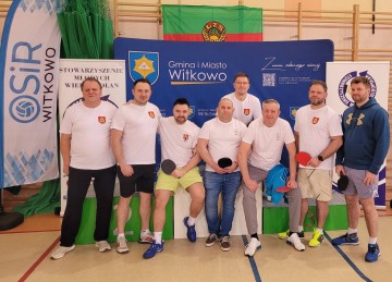 Samorządowy ping-pong z pucharami