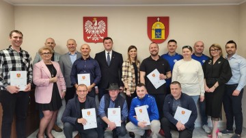 Ćwierć miliona złotych dla sportowców. Gmina Stare Miasto podpisała umowy