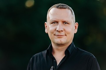 Z Brzeźna do Gniezna. Krzysztof Kędziora pokieruje Teatrem Fredry